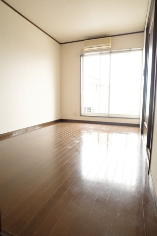 【寝室】 | グローバルワタナベ | 南向きのバルコニーサイドのお部屋。
