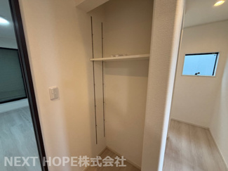 【収納】 | 西淀川区中島1丁目中古戸建　築浅 | ２階廊下部分には可動棚が設けられております♪