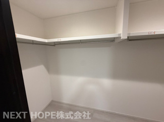 【収納】 | 西淀川区中島1丁目中古戸建　築浅 | 洋室８帖のウォークインクローゼットです♪たくさんのお洋服・小物がスッキリ収納できます！！