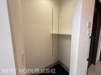 【玄関】 | 西淀川区中島1丁目中古戸建　築浅 | 玄関にはシューズクロークも有り、ベビーカー等も収納できます！！