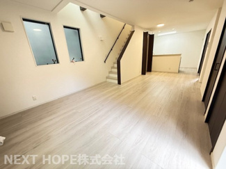 【居間・リビング】 | 西淀川区中島1丁目中古戸建　築浅 | リビング階段でご家族の様子がいつでも確認できます♪