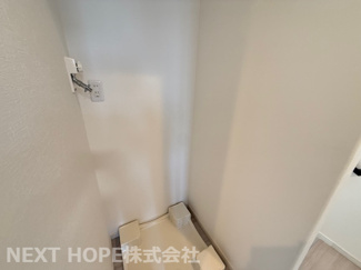 【内装】 | 西淀川区中島1丁目中古戸建　築浅 | ２階階段横には室内洗濯機置き場がございます♪たくさんのお洗濯物をもって階段を昇らなくても大丈夫です！！