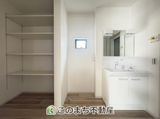 【洗面所】 | LIGARE小山市城北15期　2号棟 | 伸びるホースのシャワー洗面台で朝の身支度や洗面台のお掃除もラクラク♪