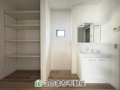 【洗面所】 | LIGARE小山市城北15期　2号棟 | 伸びるホースのシャワー洗面台で朝の身支度や洗面台のお掃除もラクラク♪