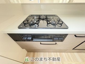 【キッチン】 | LIGARE小山市城北15期　 | 3口ビルトインコンロで同時調理可能☆時短家事につながりますね☆