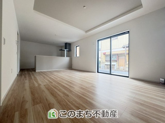 【居間・リビング】 | LIGARE小山市城北15期　 | 窓が多く明るいリビングスペース☆ご家族の団らんを明るい日差しがが照らします☆