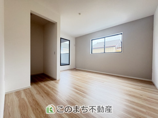 【洋室】 | LIGARE小山市城北15期　 | 窓が多く明るい室内が好印象☆