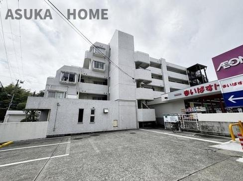 ニックハイム上大岡第６の外観|マンションの周辺は開放感があり、隣にはまいばすけっとがありますね。