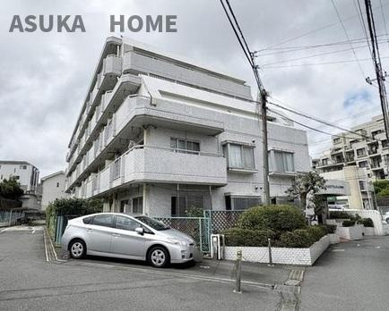 ニックハイム上大岡第６の外観|マンションの周辺は開放感がありますね。