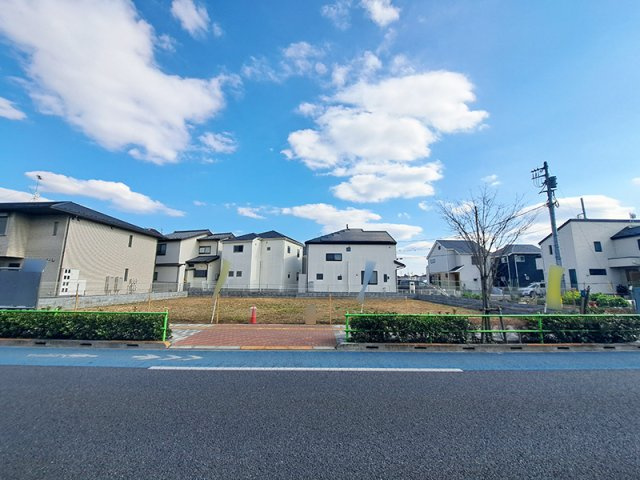 【外観】 | 東久留米市神宝町2丁目　建築条件付売地　全3区画　(保谷店) | 実際に足を運ぶことで広さや陽当り、周辺施設も確認でき、暮らしていくイメージも膨らみます。お問い合わせの上、ぜひ現地をご確認ください。