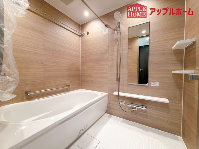 [中古住宅] ライオンズヴィアーレ大宮の浴室|日常の疲れを癒やすここちのよいユニットバス。お手入れが簡単になる工夫が凝らされているため、手間をかけずに清潔さを保てます。