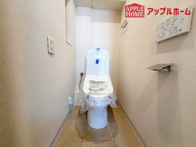 [中古住宅] ライオンズヴィアーレ大宮のトイレ|白を基調とした清潔感のある明るい空間。温水洗浄便座付きで、毎日快適・清潔に使用できます。操作しやすい壁面リモコンを採用しています。