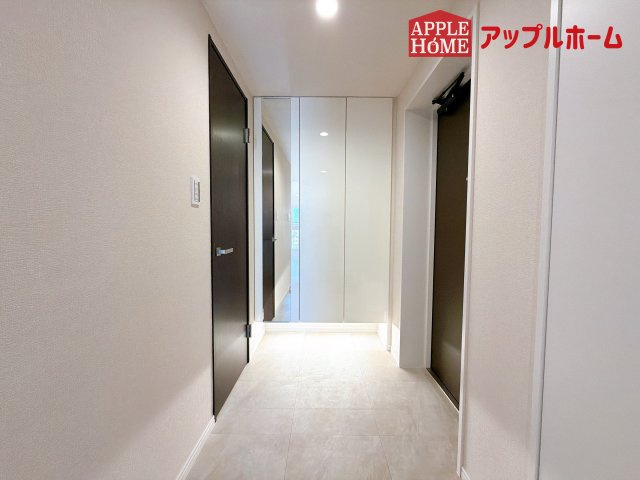 [中古住宅] ライオンズヴィアーレ大宮の玄関|住まう人も来客も入った時にワクワクさせてくれるオシャレな玄関♪収納もたっぷりあるので、靴がたくさんあっても安心！