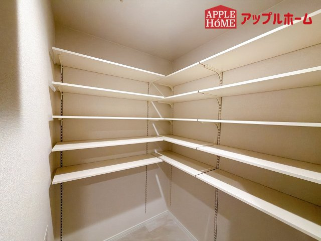 [中古住宅] ライオンズヴィアーレ大宮の収納|明るく清潔感のある玄関でお客様を迎えるスペースをパッと明るい印象に！大容量の収納力で大家族の履物もすっきり収納できます♪