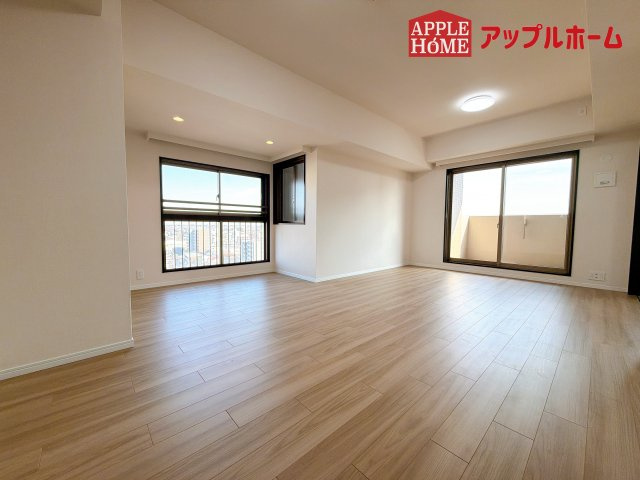 [中古住宅] ライオンズヴィアーレ大宮の居間・リビング|窓から差し込む光で家族を温かく包み込みます。明るいリビングで子育てする喜びを☆いつでも見学可能です！