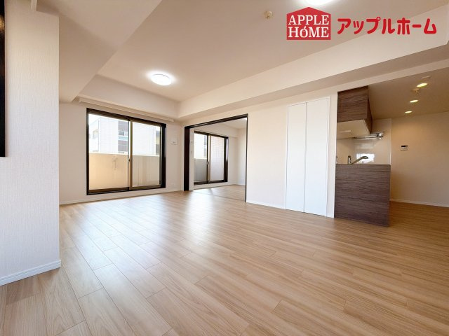 [中古住宅] ライオンズヴィアーレ大宮の居間・リビング|明るい日差しがさすリビングは、家族の憩い空間。お庭を眺めながら、毎日話が弾みそうですね♪