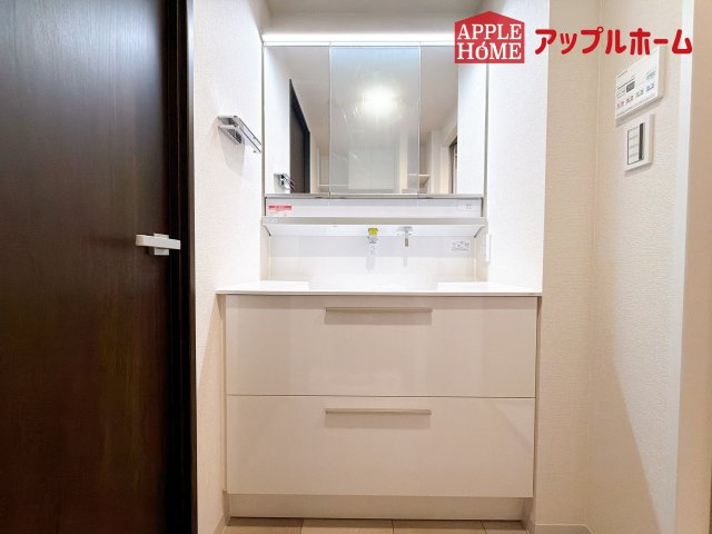 [中古住宅] ライオンズヴィアーレ大宮の独立洗面台|ゆとりの洗面スペースで朝の身支度も快適スムーズに。３面鏡で髪のセットやお化粧もストレスなくこなせ、朝から気分良く通勤通学に向かえそうですね！鏡の裏にはたっぷりと収納スペースを標準装備