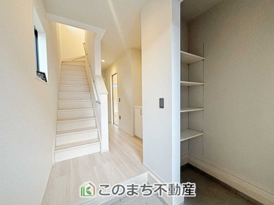 【玄関】 | LIGARE小山市土塔8期　1号棟 | スタイリッシュな収納付き広い玄関スペース