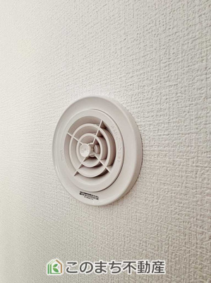 【設備】 | LIGARE小山市土塔8期　1号棟 | 室内には給気口を設しており、24時間換気システムで室内の空気を循環。湿気や臭いをこもりにくくし、快適な置住環境を保ちます。
