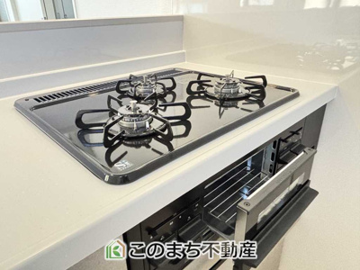 【キッチン】 | LIGARE小山市土塔8期　1号棟 | ガスコンロは３口ございますので、忙しい朝にも重宝します。
