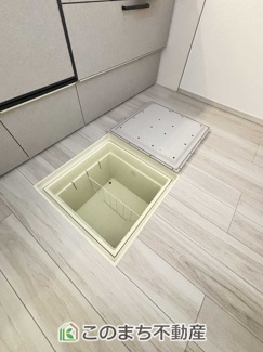 【キッチン】 | LIGARE小山市土塔8期　1号棟 | 床下収納を備えており、調理器具や保存食、日用品のストックなどをすっきり収納できます。キッチンまわりを広く使える便利な収納スペースです。