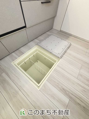 【キッチン】 | LIGARE小山市土塔8期　1号棟 | 床下収納を備えており、調理器具や保存食、日用品のストックなどをすっきり収納できます。キッチンまわりを広く使える便利な収納スペースです。
