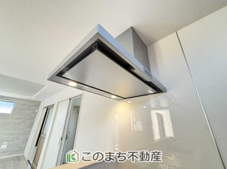 【キッチン】 | LIGARE小山市土塔8期　1号棟 | キッチンにはレンジフードを設置。調理中の煙や臭いをしっかり換気でき、快適なキッチン環境を保ちます。