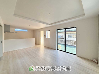【居間・リビング】 | LIGARE小山市土塔8期　1号棟 | 開放感のある広々としたリビング☆家族みんなでゆったりくつろげます♪
南側から暖かな日差しが差し込みます♪