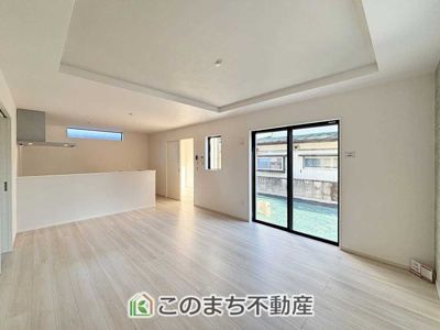 【居間・リビング】 | LIGARE小山市土塔8期　1号棟 | 開放感のある広々としたリビング☆家族みんなでゆったりくつろげます♪
南側から暖かな日差しが差し込みます♪