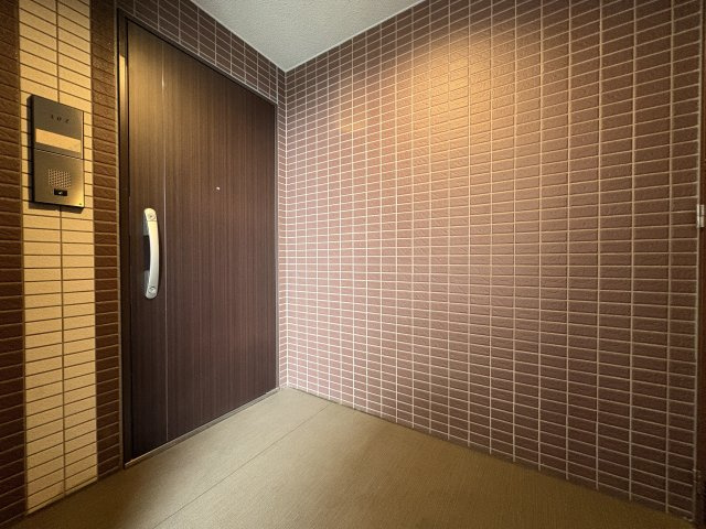 アンビシャス南柏のその他共用部分|視線が気にならない、角住戸ならではの奥まった玄関アプローチ