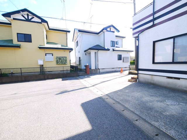 東金市台方　中古戸建の前面道路含む現地写真|平成14年1月築　4LDK  駐車2台可  スーパービックハウス徒歩約12分  閑静な分譲地