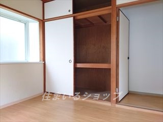 広島市安佐北区落合南２丁目のアパートの収納|明るい出窓あり