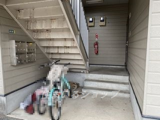 広島市安佐北区落合南２丁目のアパートのエントランス
