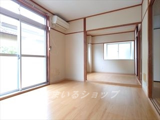 広島市安佐北区落合南２丁目のアパートの居間・リビング|エアコン付き