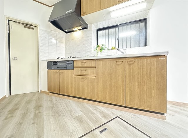 【キッチン】 | 富士見市水谷東3丁目　中古一戸建住宅　(志木本店) | 上部にも収納がついているので普段は使わない調理器具や食器類も保管できます。