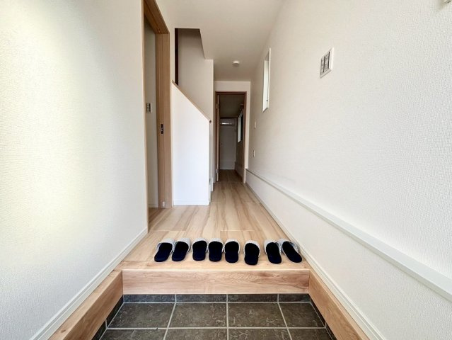 豊島区南長崎6丁目　新築戸建の玄関|住む人や訪れる人を心地よく迎え入れてくれる玄関。

現地ご見学希望・資料請求などお気軽にお問い合わせ下さい！
03-5990-5201
