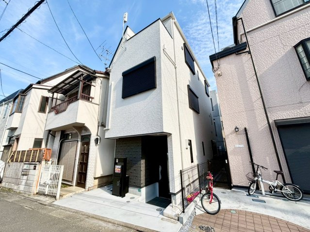 豊島区南長崎6丁目　新築戸建の外観|モダンなデザインは洗練された佇まい。

現地ご見学希望・資料請求などお気軽にお問い合わせ下さい！
03-5990-5201