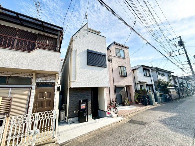 豊島区南長崎6丁目　新築戸建の前面道路含む現地写真|ツートンカラーのスタイリッシュな外観。

現地ご見学希望・資料請求などお気軽にお問い合わせ下さい！
03-5990-5201