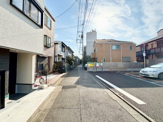 豊島区南長崎6丁目　新築戸建の前面道路含む現地写真|都市機能の利便性と豊かな緑に恵まれた住環境！

現地ご見学希望・資料請求などお気軽にお問い合わせ下さい！
03-5990-5201