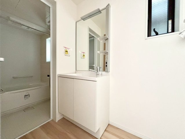 豊島区南長崎6丁目　新築戸建の独立洗面台|清潔感のあるプライベート空間は、身だしなみチェックやお肌のお手入れに最適です。

現地ご見学希望・資料請求などお気軽にお問い合わせ下さい！
03-5990-5201