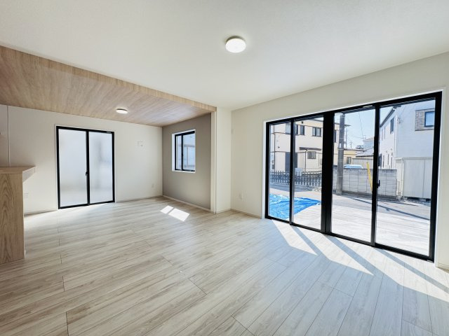 松戸市八ケ崎３丁目新築戸建【八ヶ崎第二小学校:６分】の居間・リビング|23.5帖リビングダイニングキッチン・床暖房付き