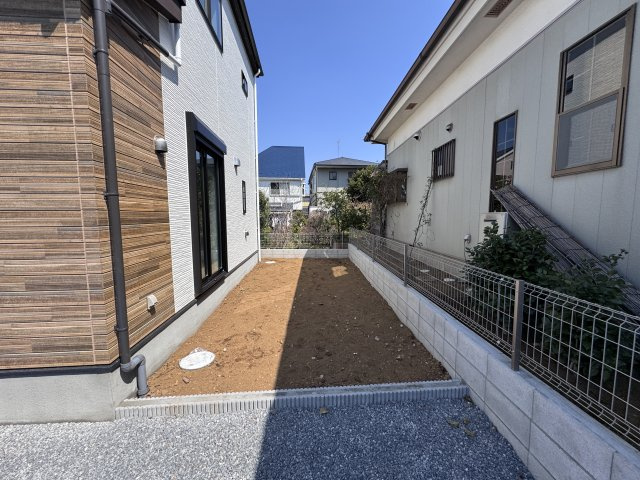 松戸市八ケ崎３丁目新築戸建【八ヶ崎第二小学校:６分】の庭|東側庭スペース