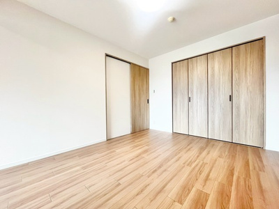 【子供部屋】 | グランドシティダイアパレス吹田ガーデンコート四番館 | こちらの物件近くの教育施設や、スーパー・公園など、物件周辺の住環境を併せてご案内させて頂きます。ぜひ、現地での暮らしをイメージなさって下さい！