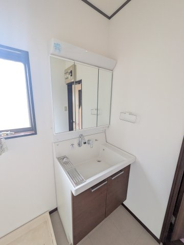 上麻生4丁目貸家の独立洗面台