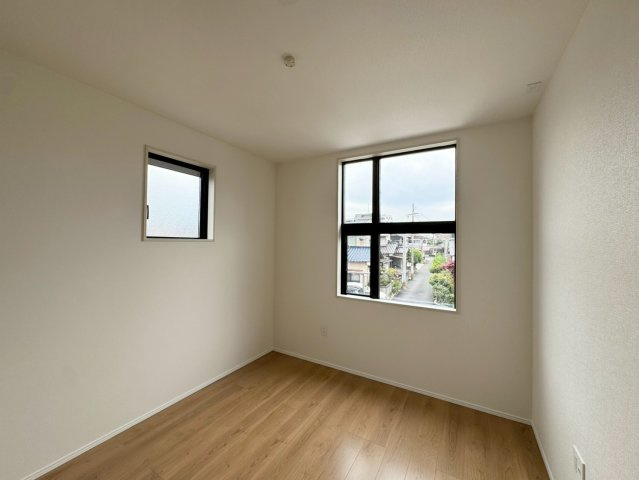 ーmokuーモクー小倉南区東貫1丁目2期　【小倉南区　新築戸建て】の洋室|窓がお洒落な2階洋室♪【小倉南区　新築戸建て】