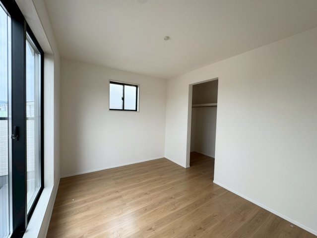 ーmokuーモクー小倉南区東貫1丁目2期　【小倉南区　新築戸建て】の洋室|2階6帖洋室はバルコニーに出入りできます♪