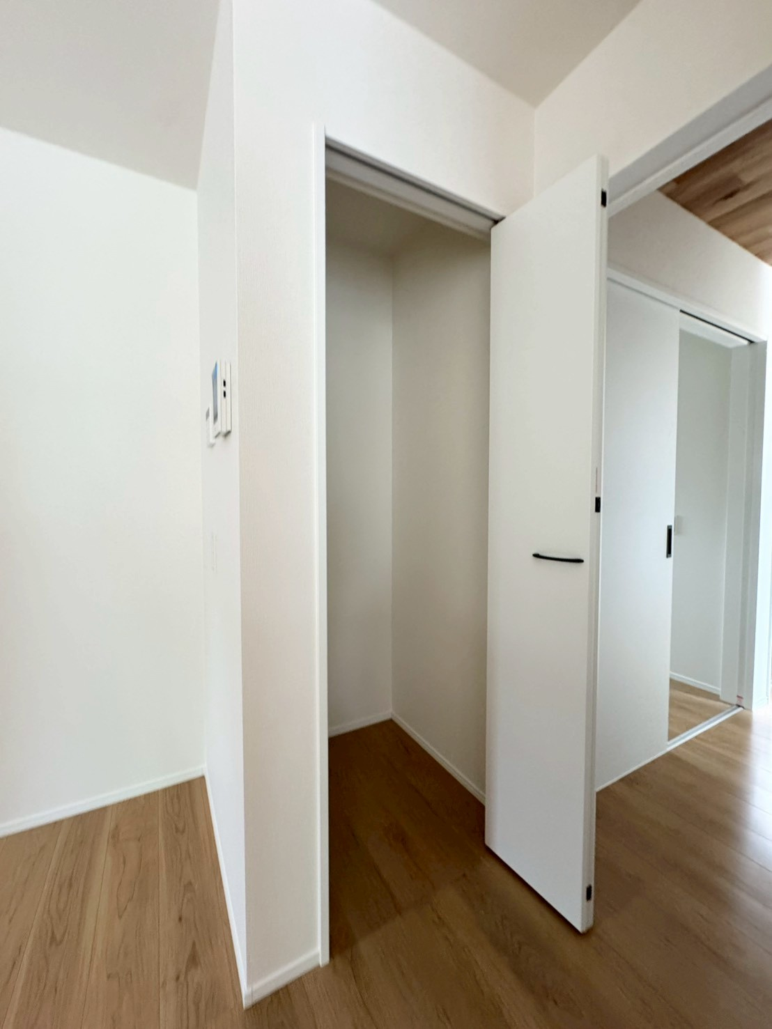 ーmokuーモクー小倉南区東貫1丁目2期　【小倉南区　新築戸建て】の収納|キッチン横にはパントリーとしても使用できる収納完備♪【小倉南区　新築戸建て】