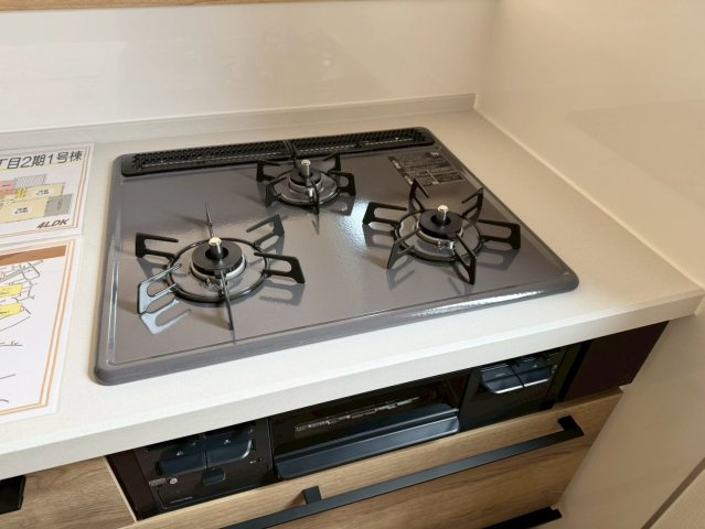 ーmokuーモクー小倉南区東貫1丁目2期　【小倉南区　新築戸建て】のキッチン|3口ガスコンロのシステムキッチン♪【小倉南区　新築戸建て】