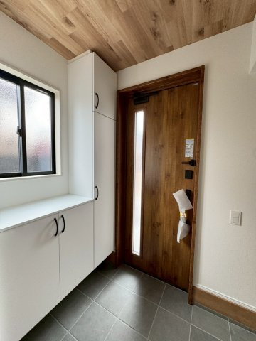 ーmokuーモクー小倉南区東貫1丁目2期　【小倉南区　新築戸建て】の玄関|玄関には収納＋シューズボックス付きでスッキリ片付きます♪　【小倉南区　新築戸建て】