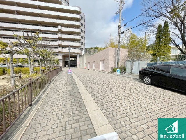 イトーピア千里万博公園の外観|周辺は閑静な住宅街！前面道路広々で車の出し入れも便利です。駐車が苦手な方でも安心して車庫入れできます！